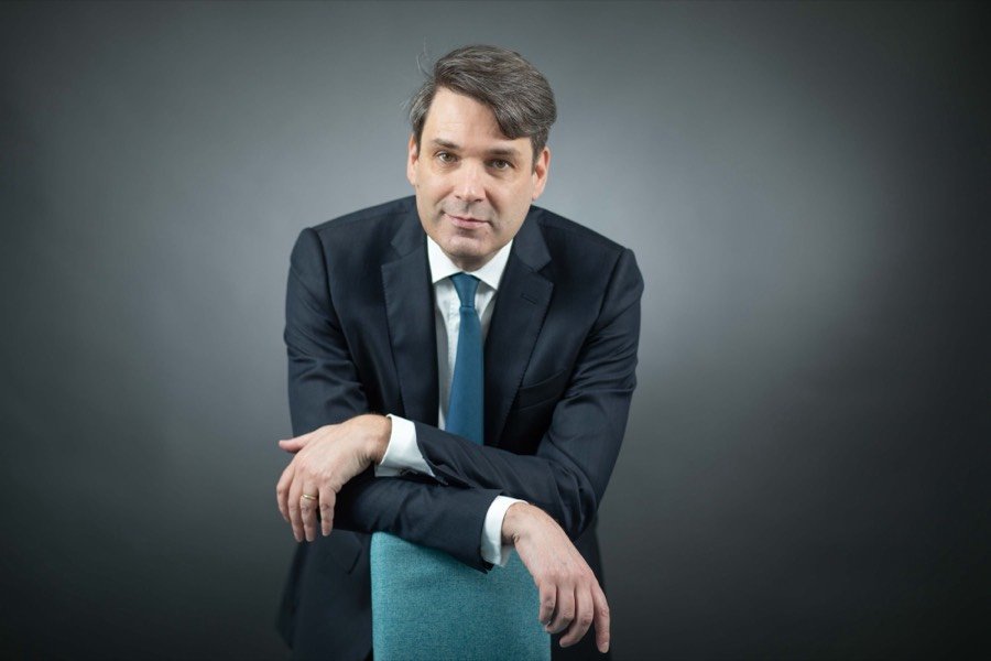 Portrait de dirigeant sur fond gris