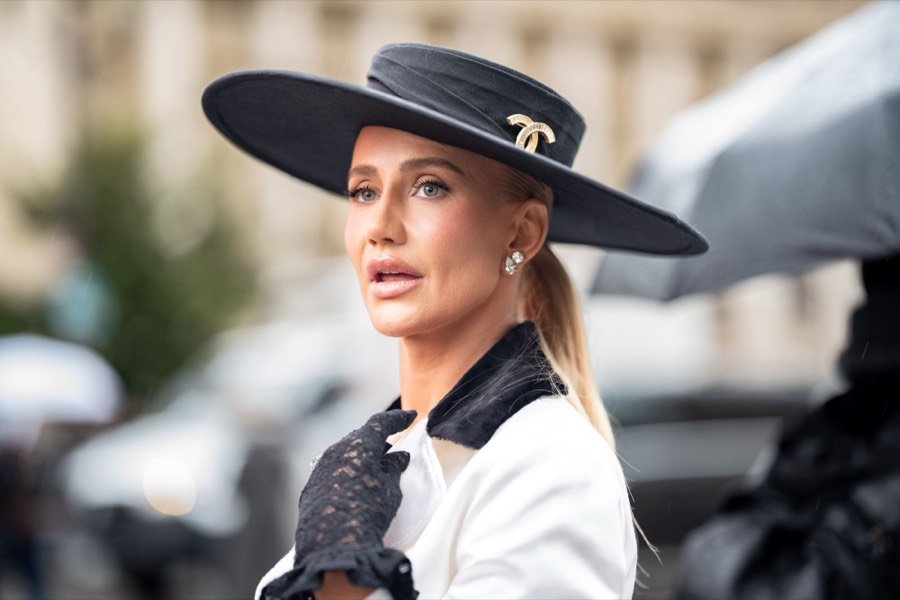 Invitée au chapeau noir