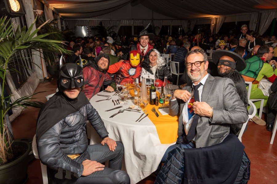 Dîner de gala costumé